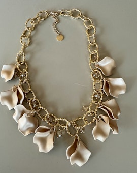 Halsband beige löv