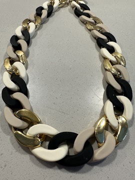 Halsband beige svart guld