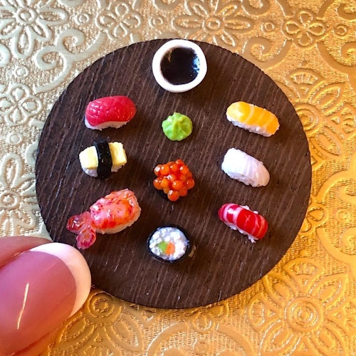 Sushi 8 bitar på rund bricka