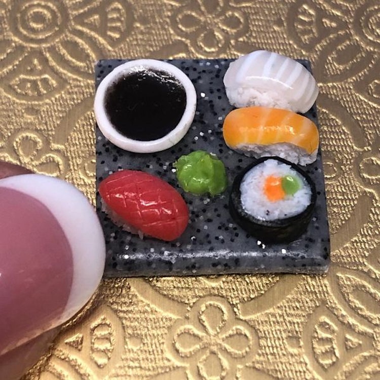 Sushi 4 bitar på bricka i granitutförande