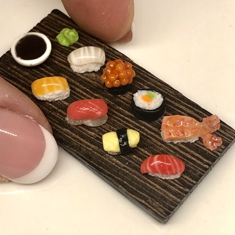 Sushi 8 bitar på rektangulär bricka