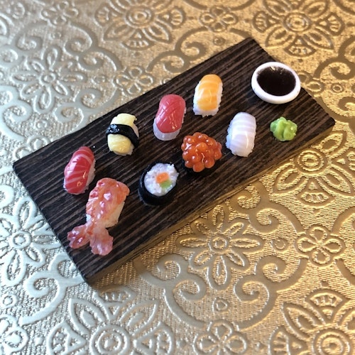 Sushi 8 bitar på rektangulär bricka