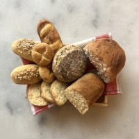 Generöst brödpaket på bricka med handsydd bakduk
