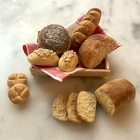 Generöst brödpaket på bricka med handsydd bakduk