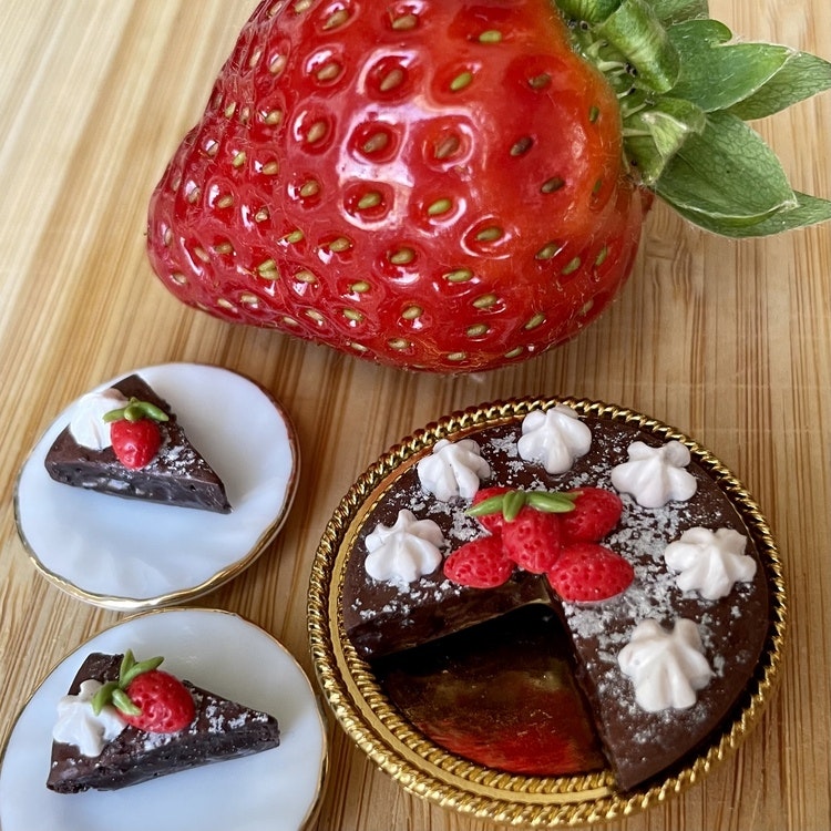 Mudcake with Strawberries Miniature