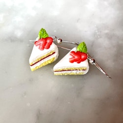 Tårtbit med skivade jordgubbar örhängen