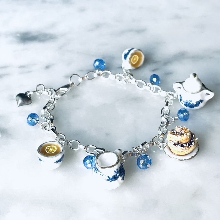 Armband ” kafferep” blå pärlor och berlocker