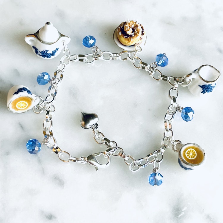 Armband ” kafferep” blå pärlor och berlocker