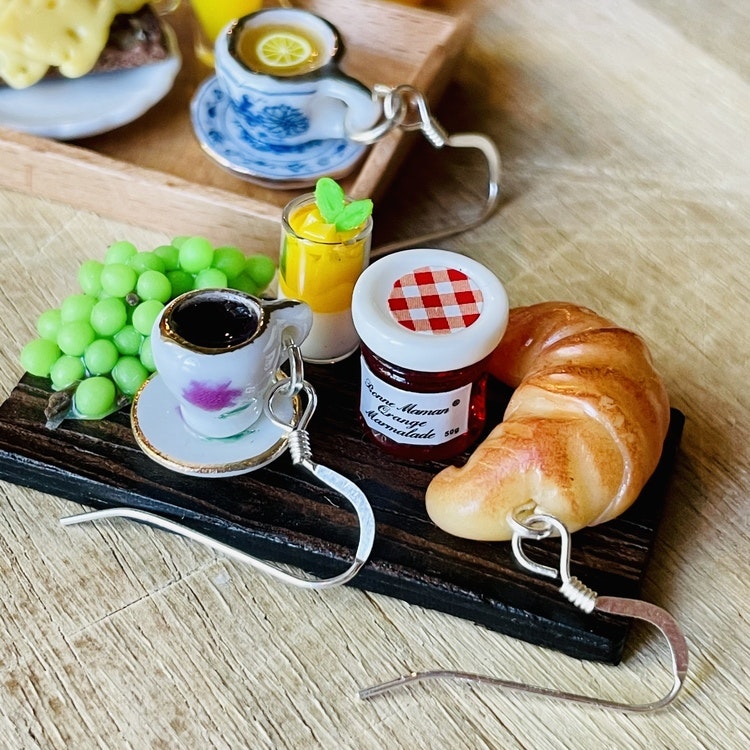 Croissant mit Espresso-Ohrringen