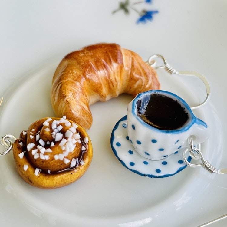 Kaffekopp med croissant eller kanelbulle 1 par