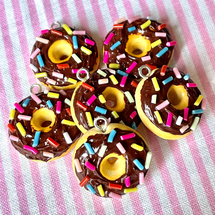 Chokladmunkar / donuts med färgglatt strössel
