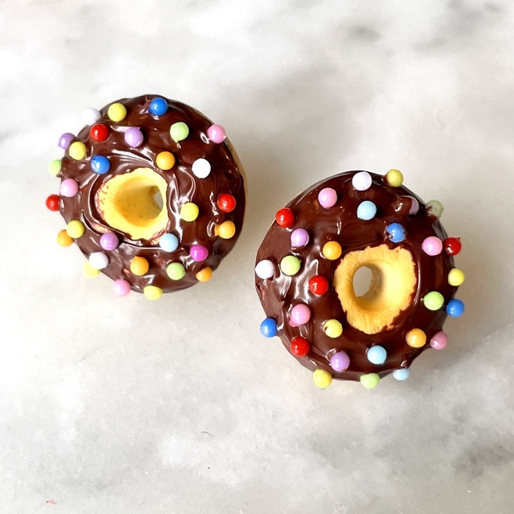 Chokladmunkar / donuts med strösselkulor på stift eller krok