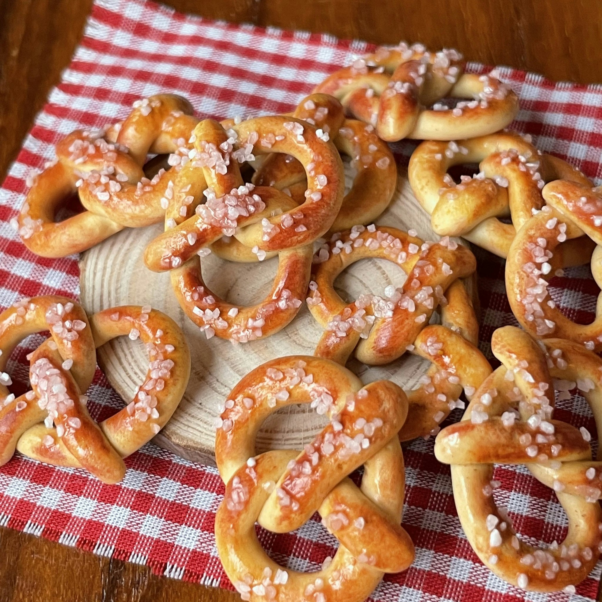 Pretzel / kringla 1 par örhängen silver/guld