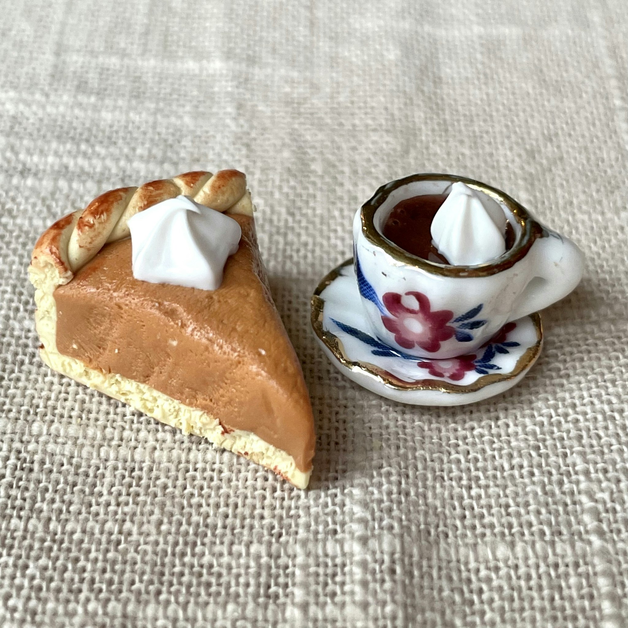 Kürbiskuchen mit Blumentasse auf Silber-/Goldplatte