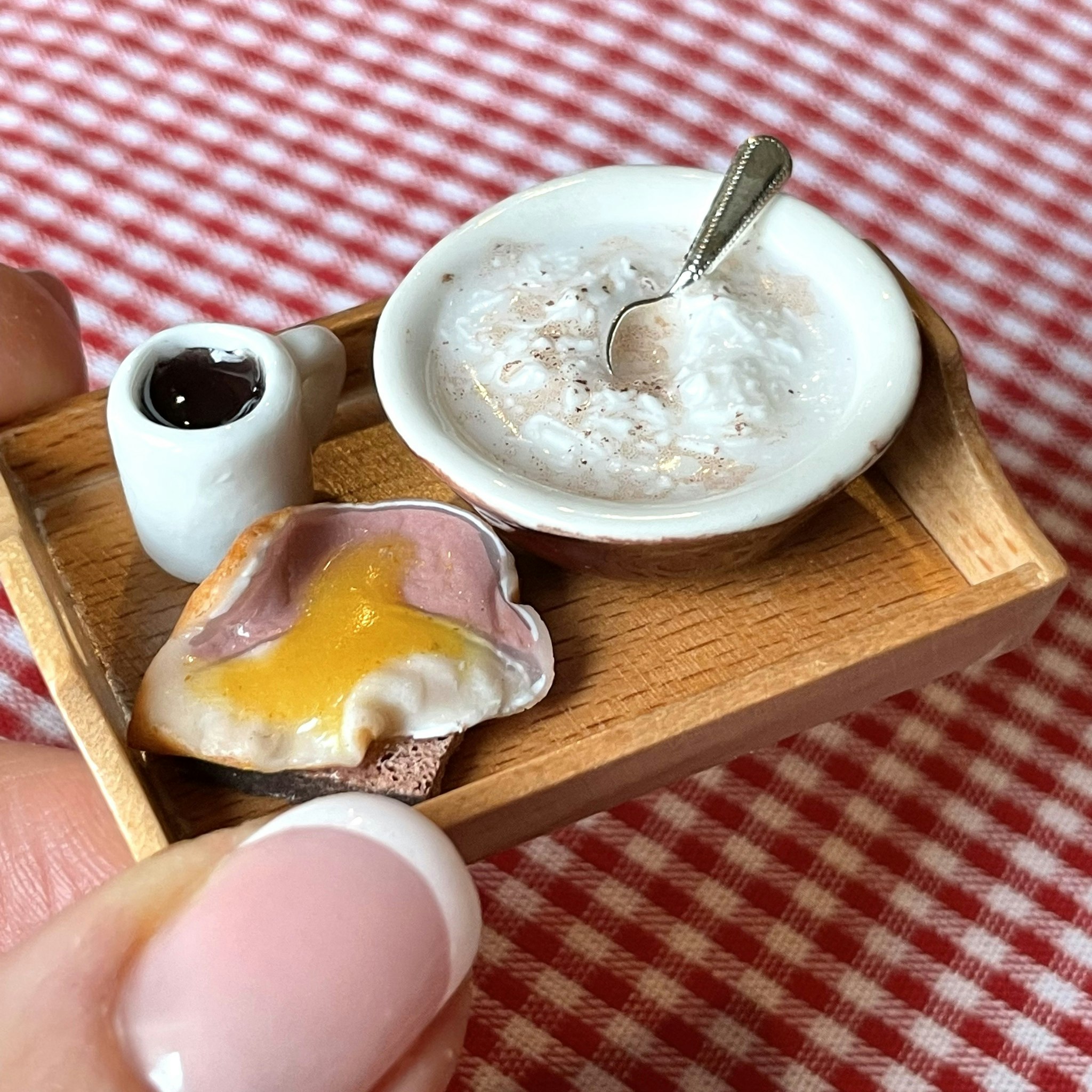 Grötfrukost med skinksmörgås och kaffe