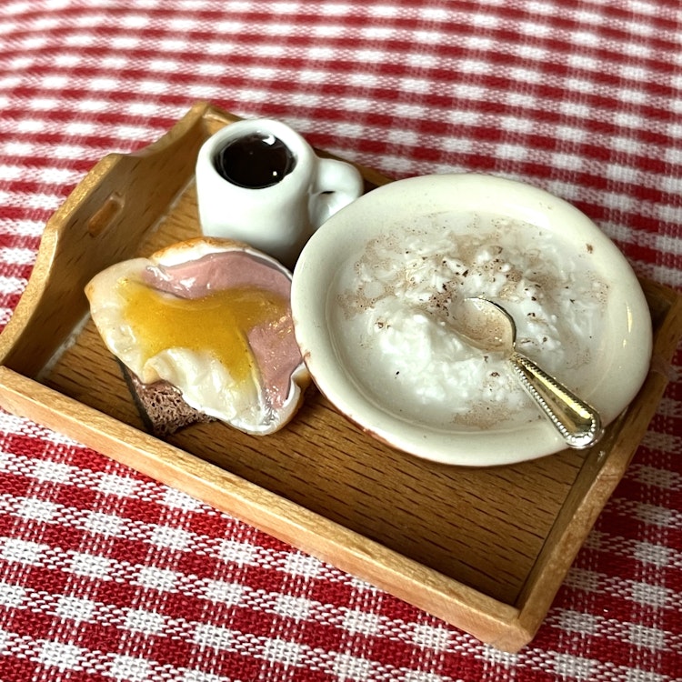 Grötfrukost med skinksmörgås och kaffe
