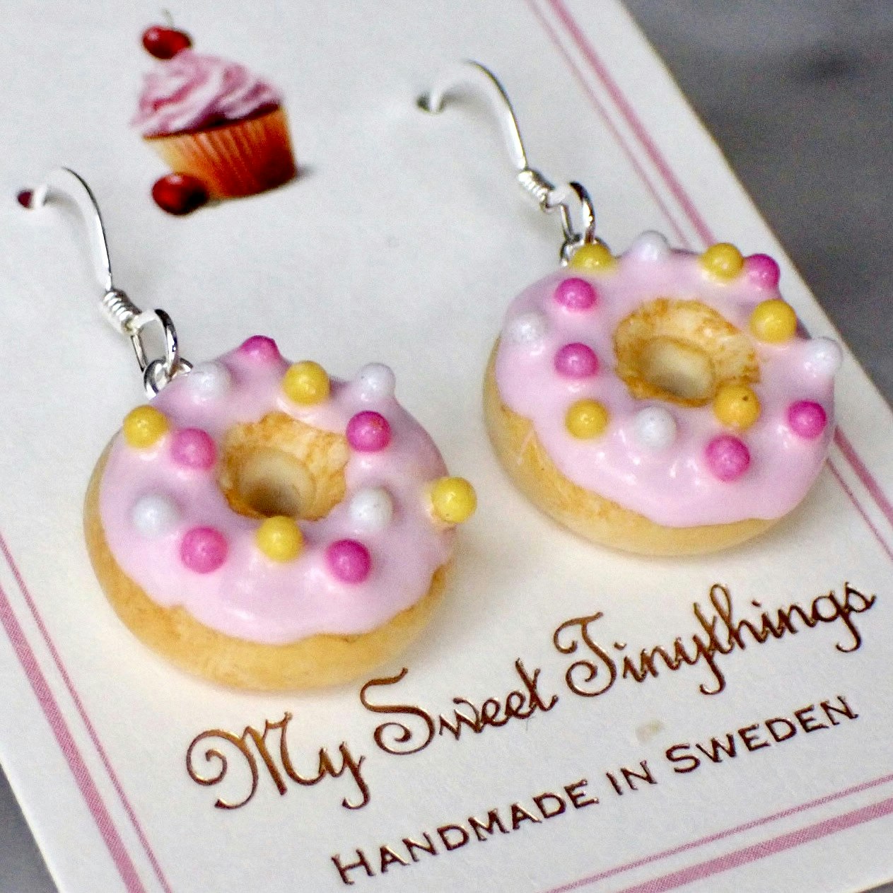 Donuts  mit rosa Glasur und Streuseln in Silber / Gold