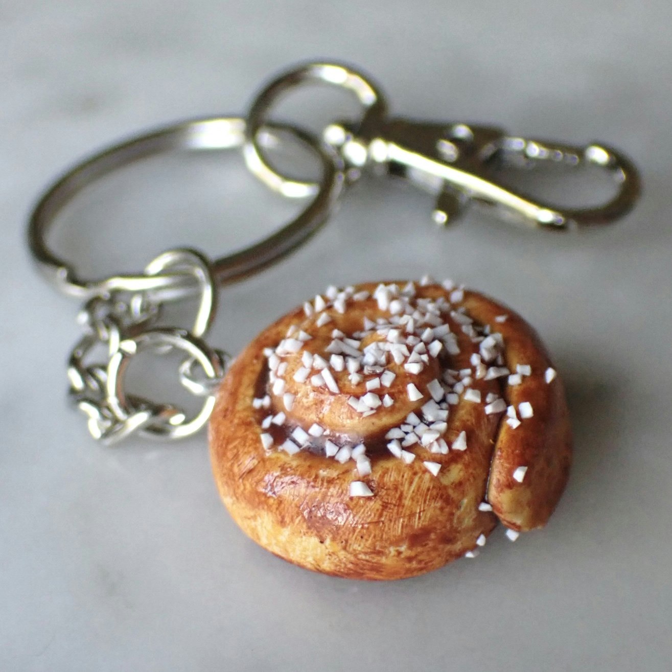 Kanelbulle nyckelring silver/guld