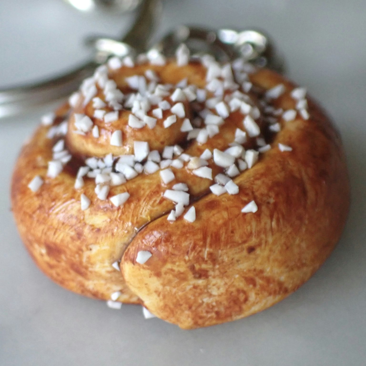 Kanelbulle nyckelring silver/guld