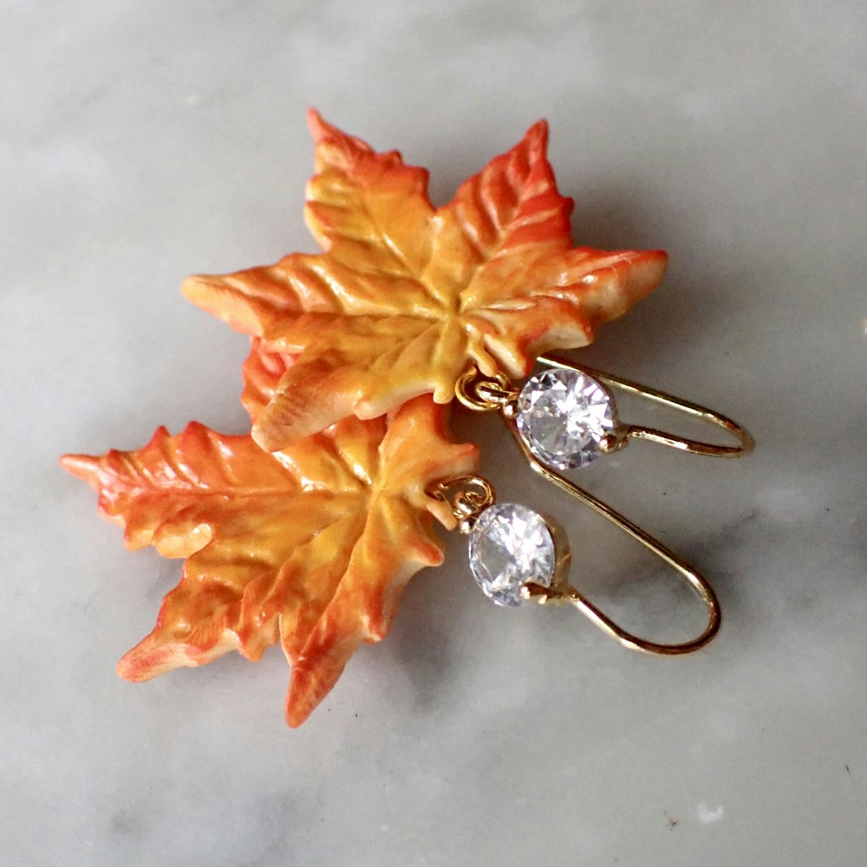 Herbstblatt-Ahorn-Ohrringe, Goldhaken mit Kristallperle