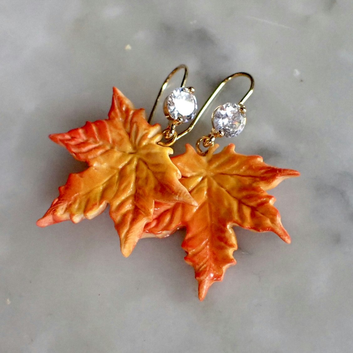 Herbstblatt-Ahorn-Ohrringe, Goldhaken mit Kristallperle