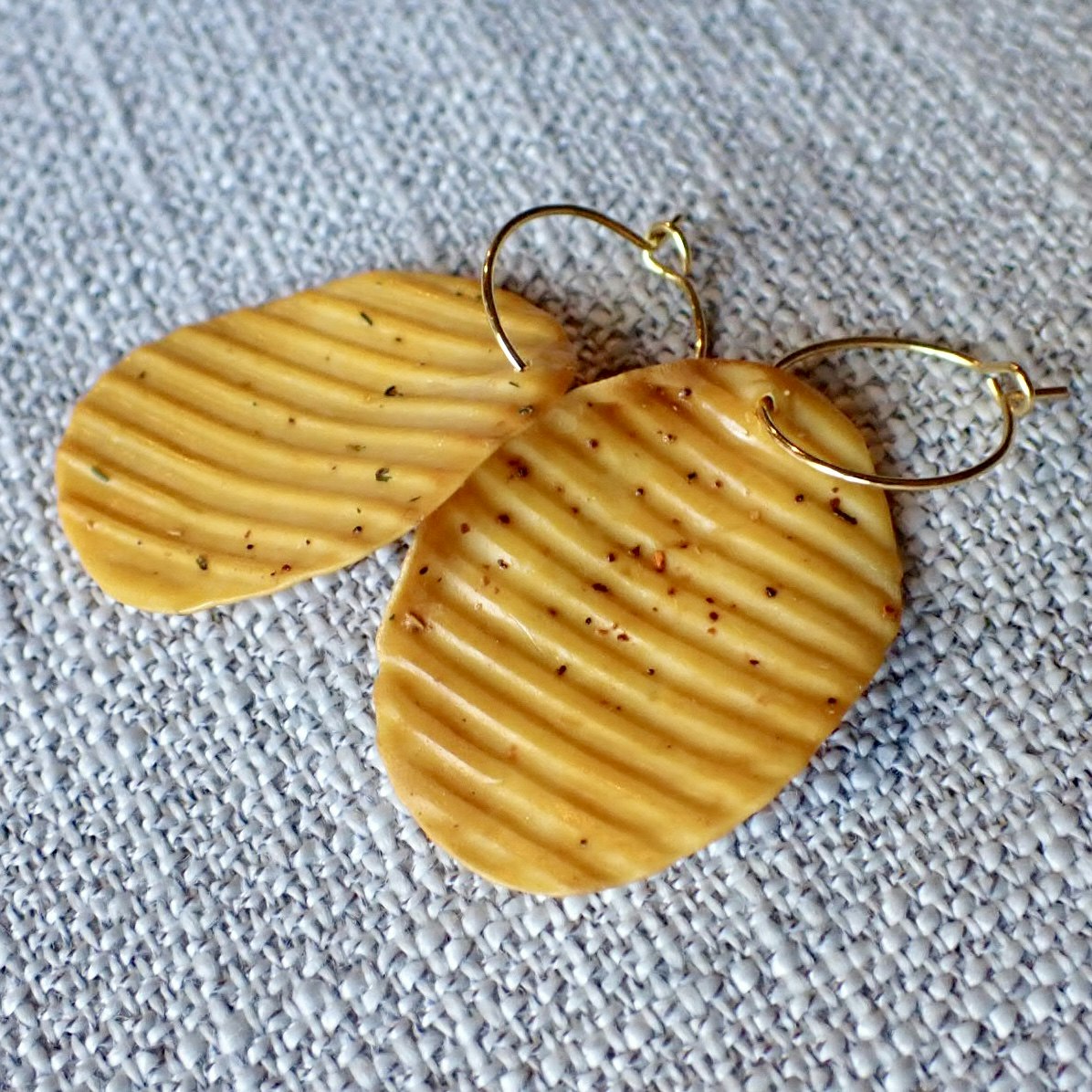Chips-Ohrringe aus Silber / Gold-Creolen