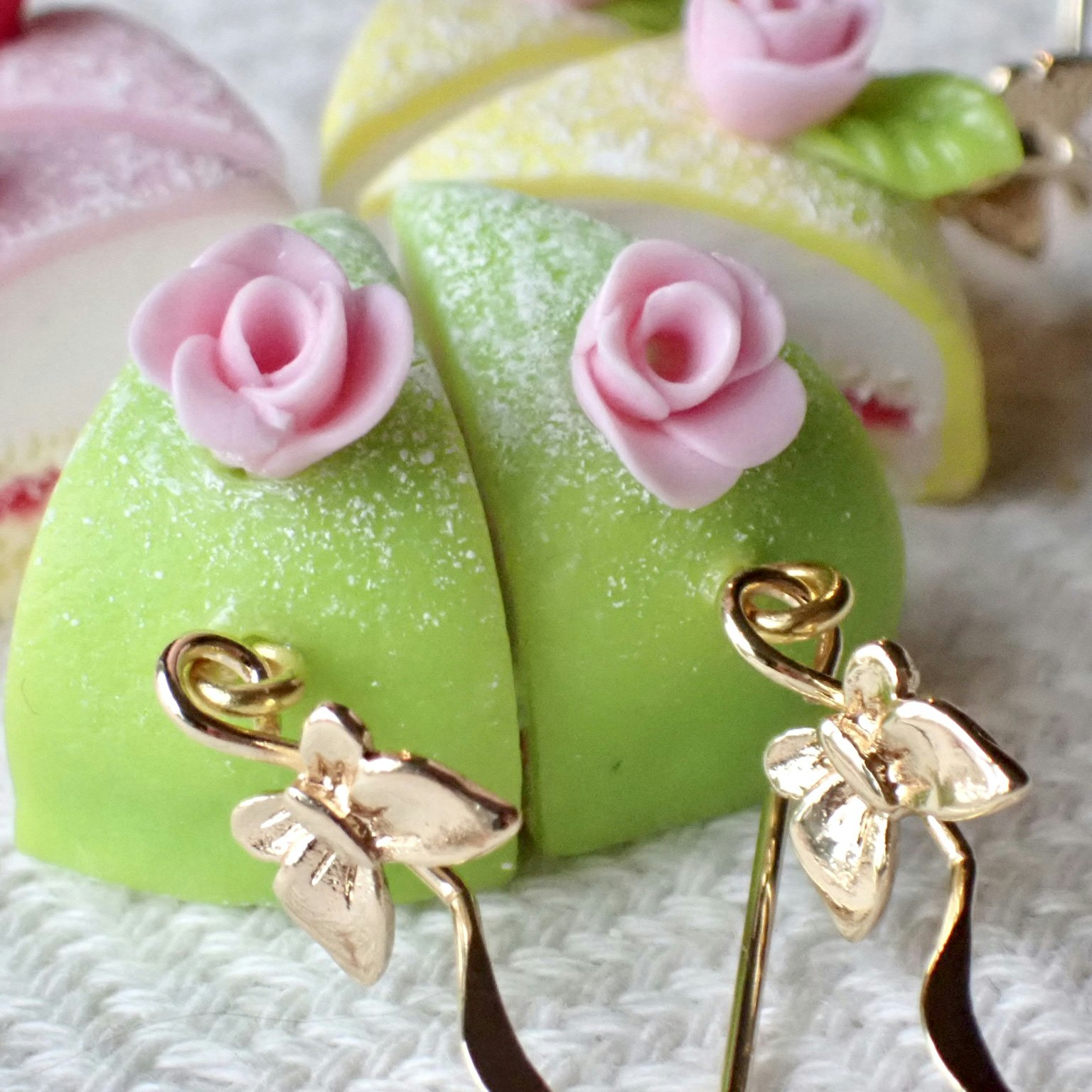 Prinsesstårta grön / gul / rosa fjärilskrok i guld