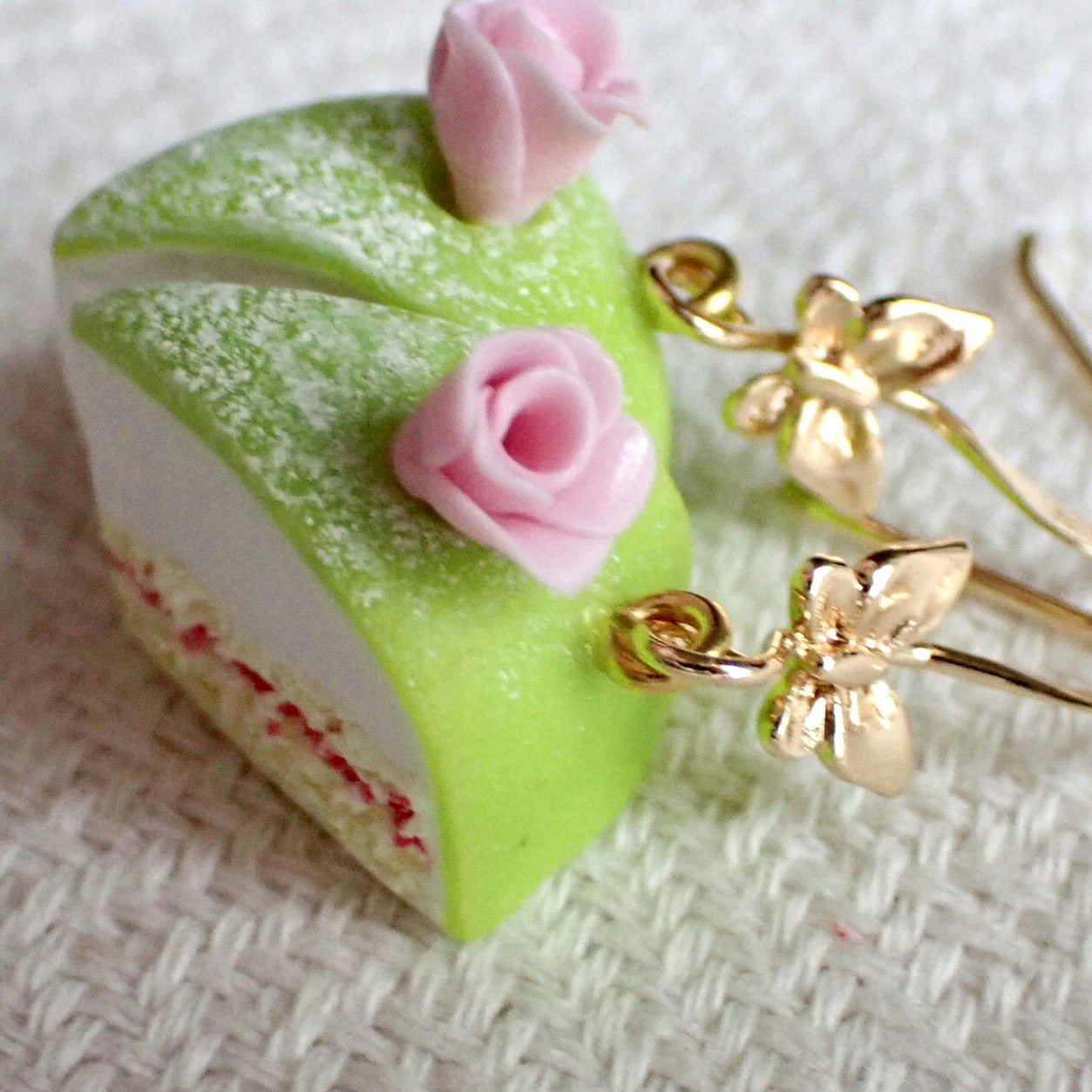 Prinsesstårta grön / gul / rosa fjärilskrok i guld