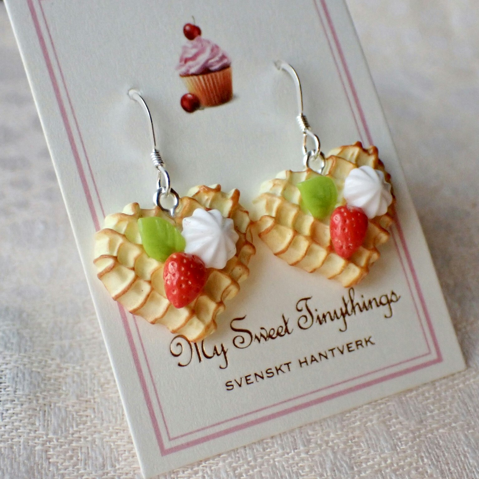Våffla/våfflor med jordgubbe örhängen 1 par - My Sweet Tinythings - smycken  och miniatyrer
