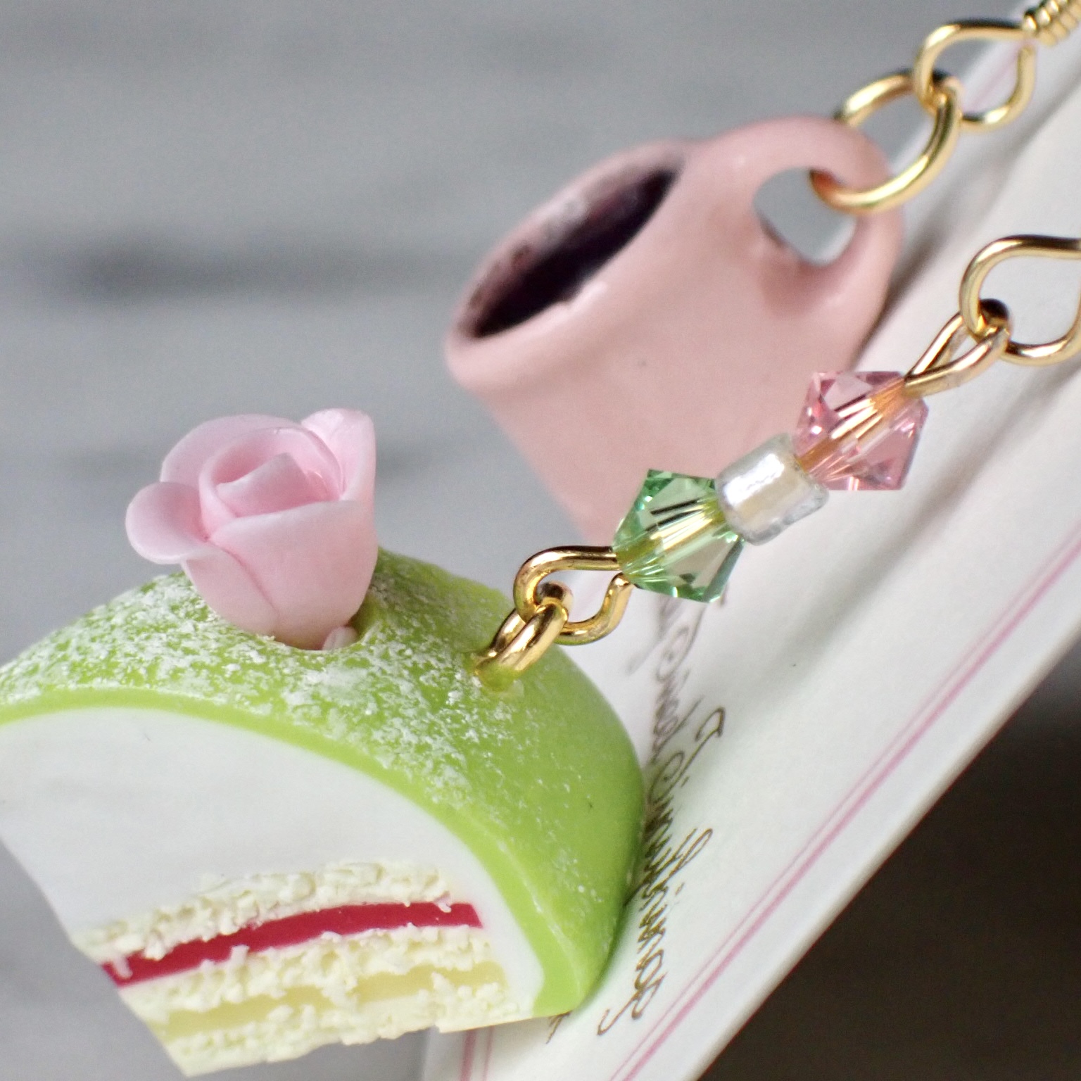 Prinsesstårta grön med rosa mugg örhängen silver/guld