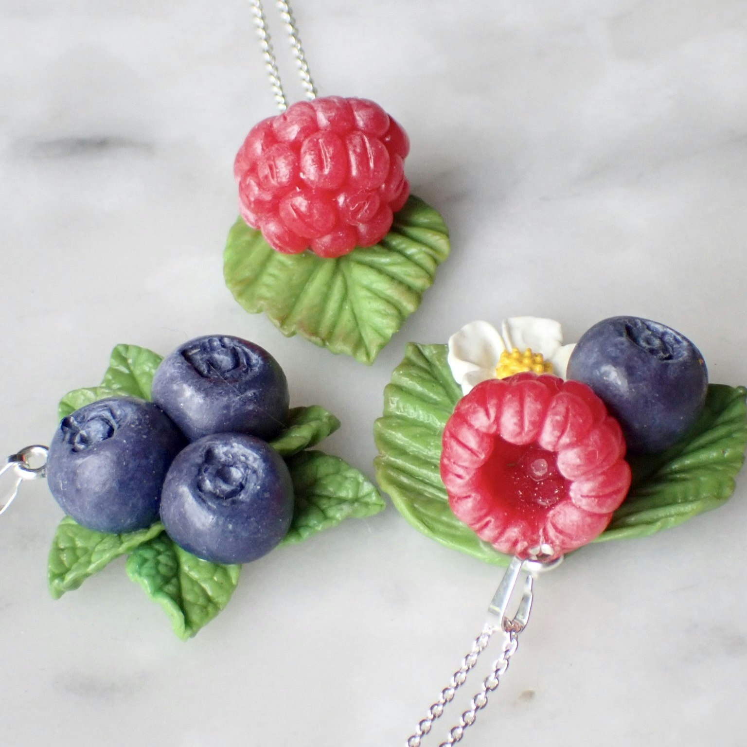 Raspberries on leaves necklace silver/gold