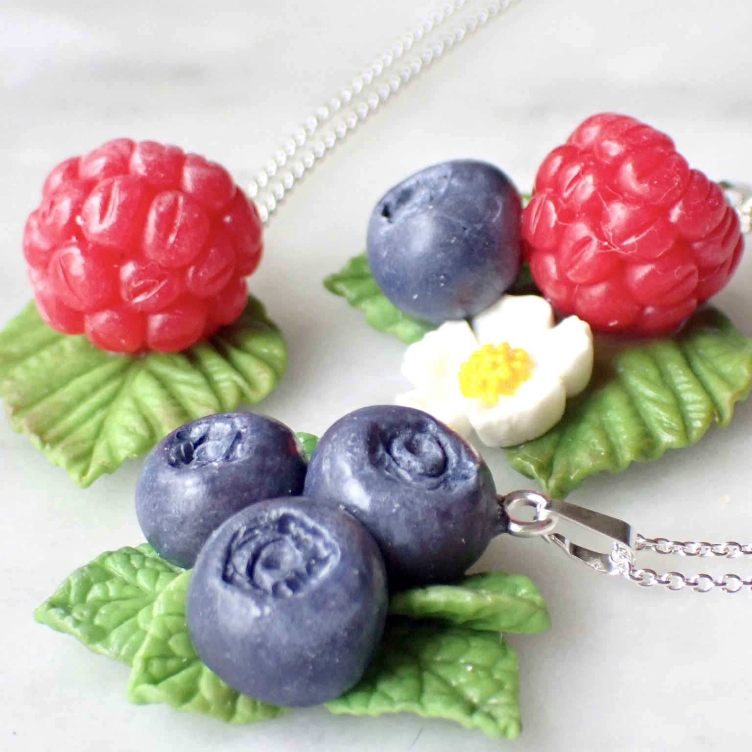 Raspberries on leaves necklace silver/gold