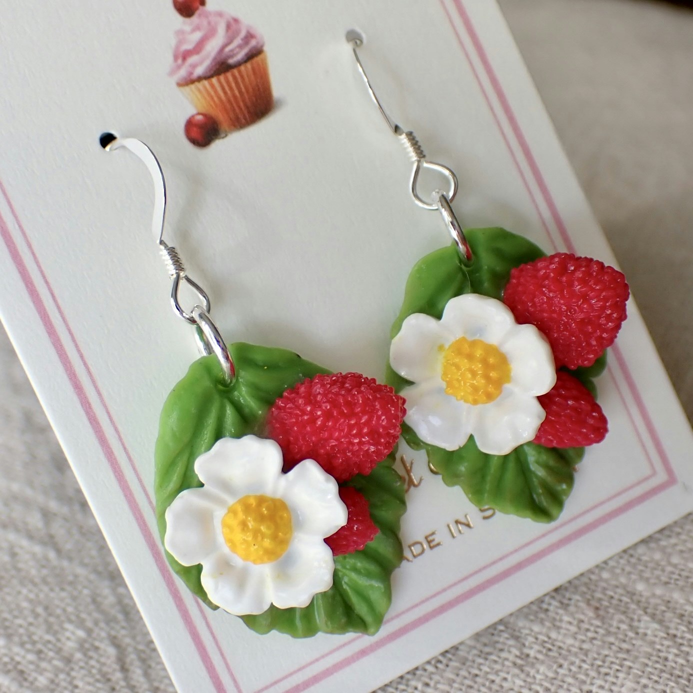 Wild strawberry with leaf earrings 1 pair