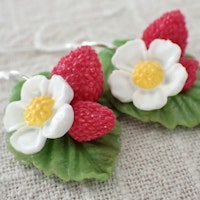 Wild strawberry with leaf earrings 1 pair