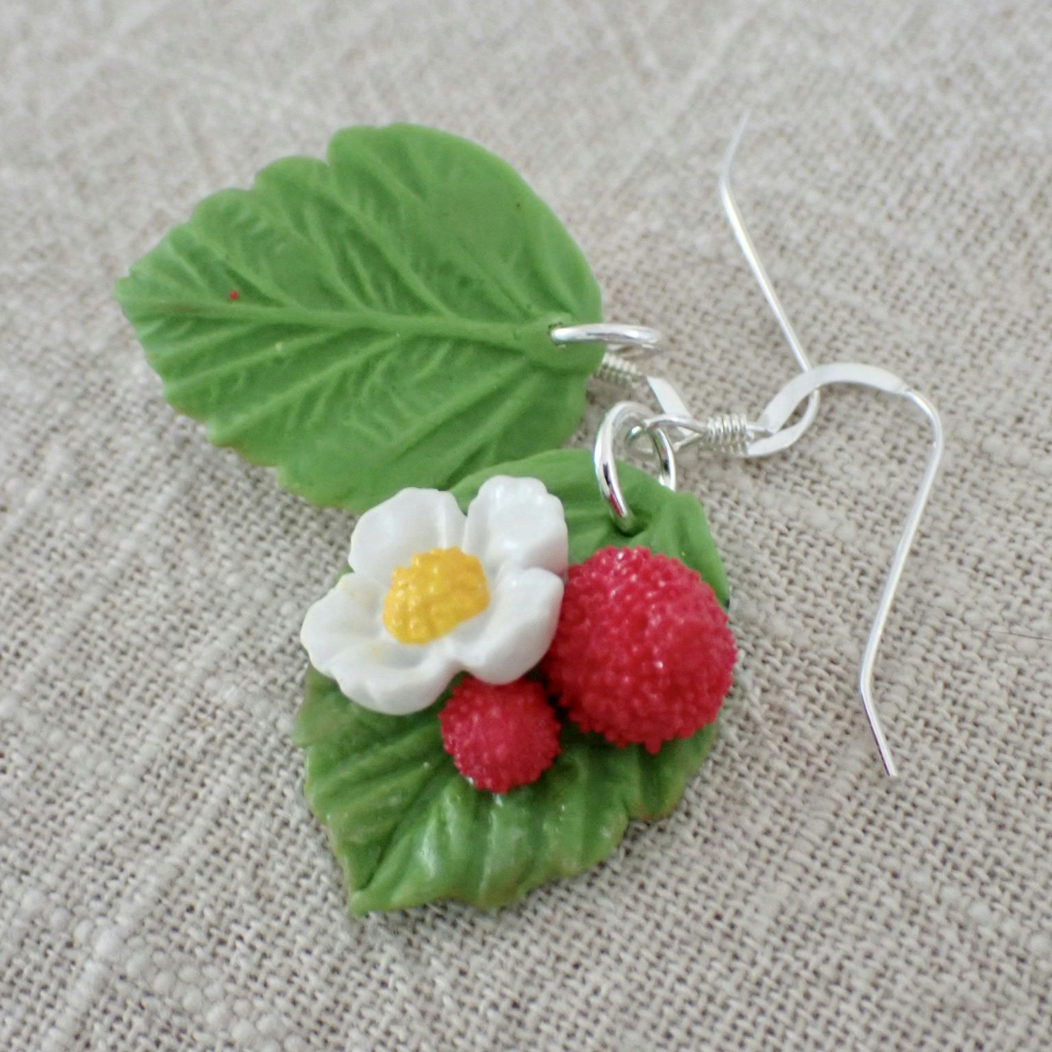 Wild strawberry with leaf earrings 1 pair