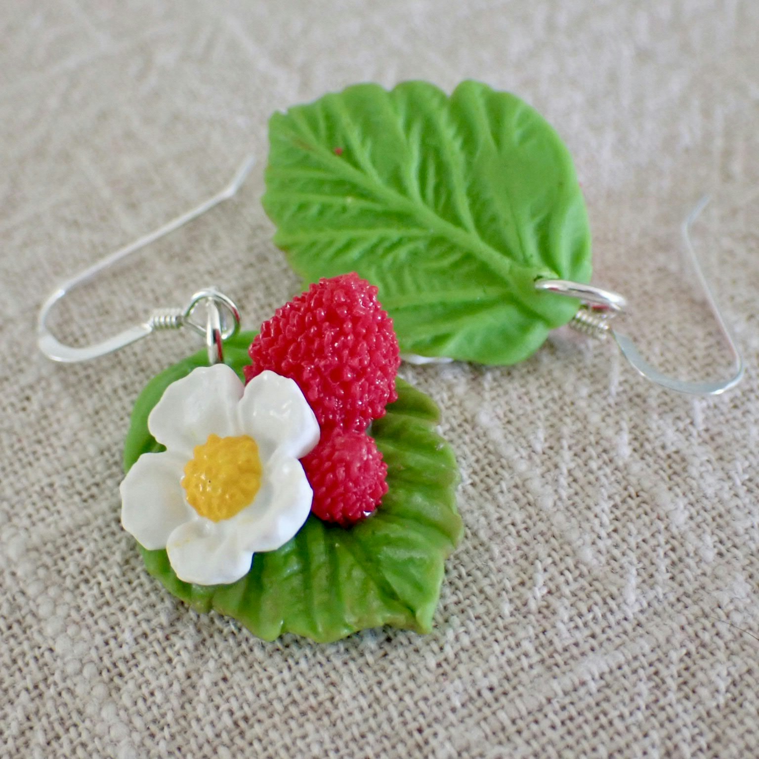 Wild strawberry with leaf earrings 1 pair