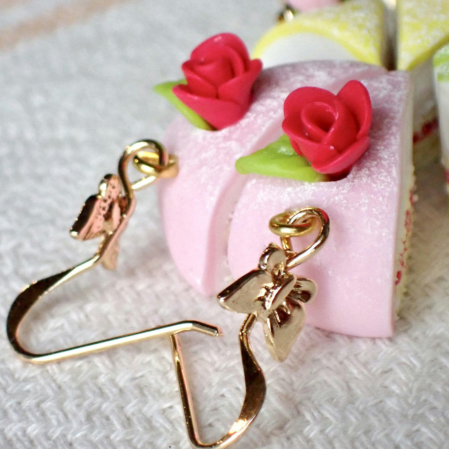Prinsesstårta grön / gul / rosa fjärilskrok i guld