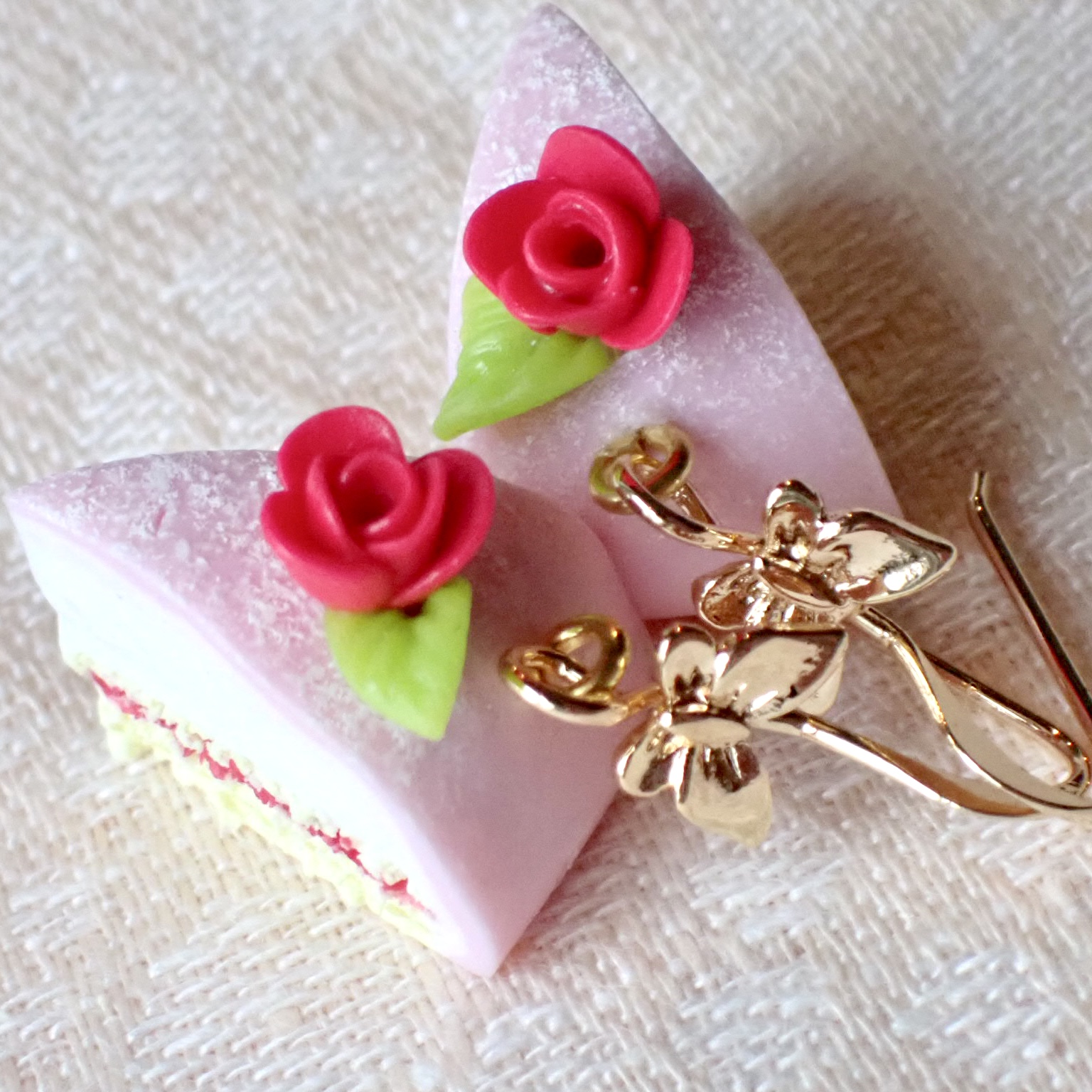 Prinsesstårta grön / gul / rosa fjärilskrok i guld