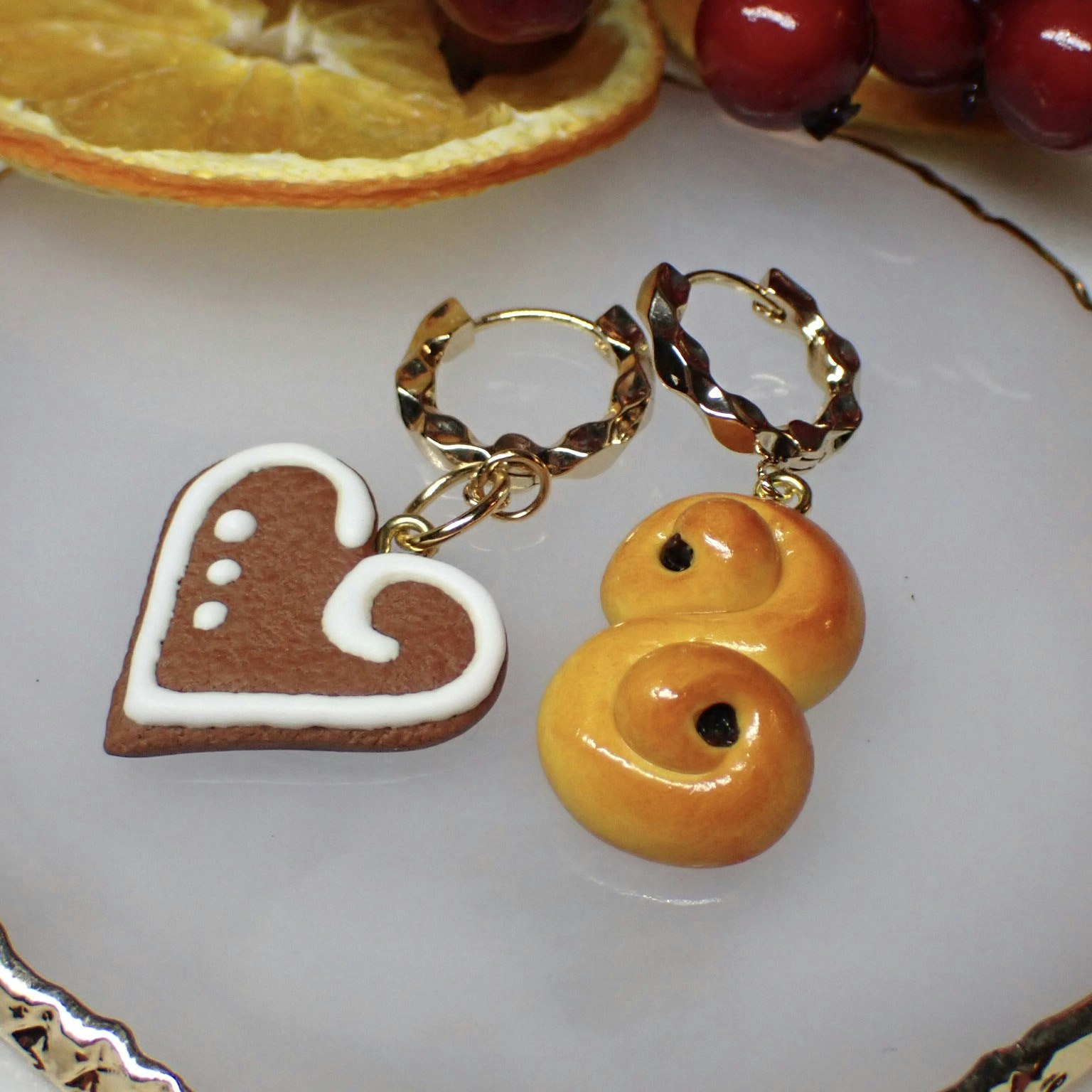 Chunky pepparkaka / lussekatt / polkagris örhängen singel silver/guld