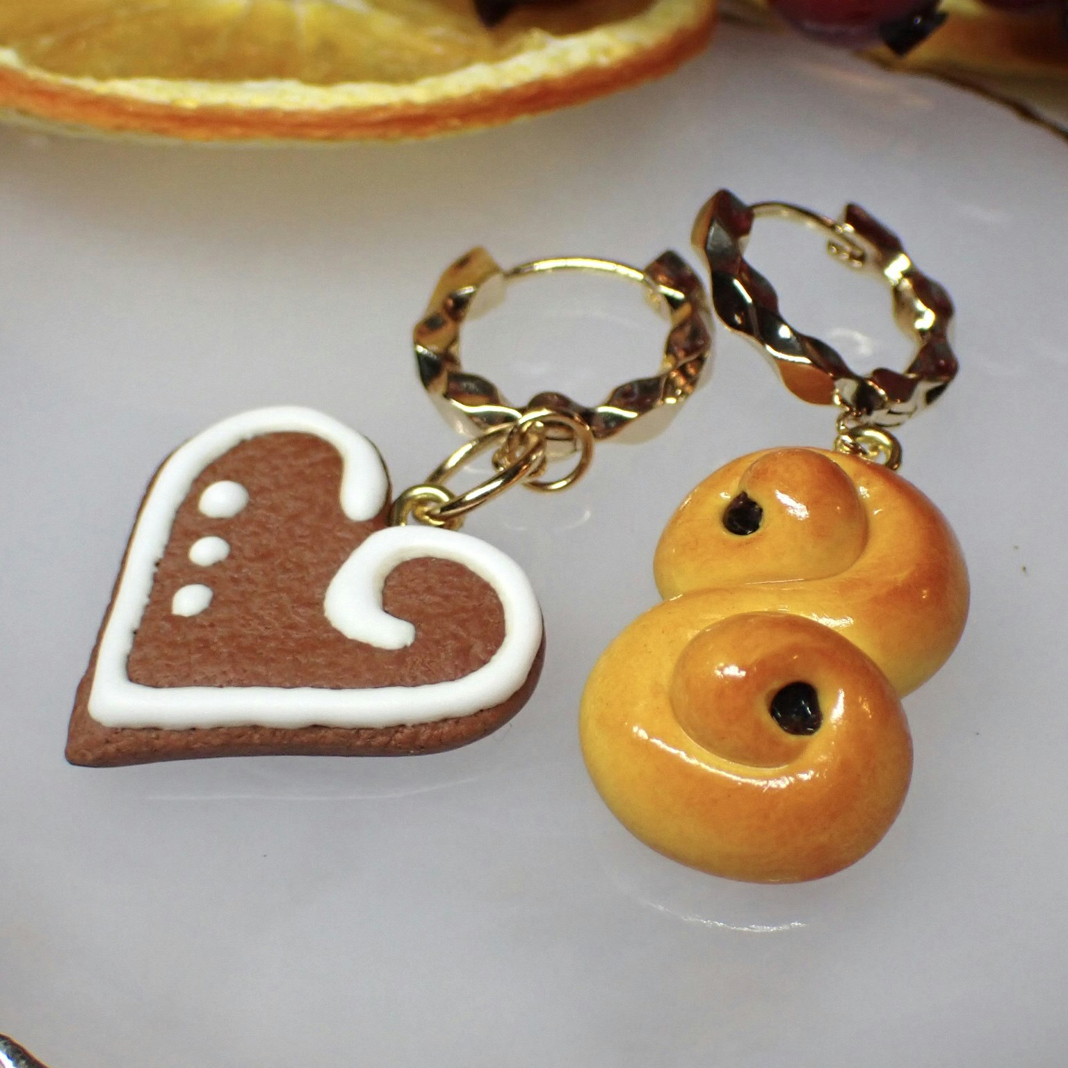 Chunky pepparkaka / lussekatt / polkagris örhängen singel silver/guld