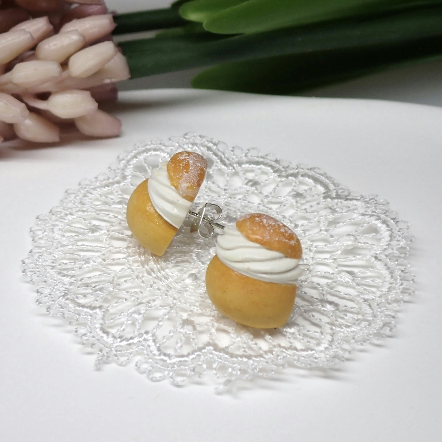 Semla örhängen silver/guld/stift