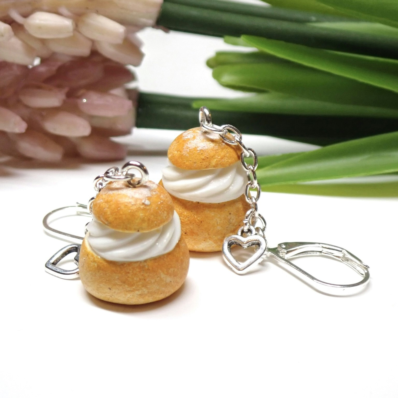 Semla på silverkedja med hjärta och brisyrkrok 1 par
