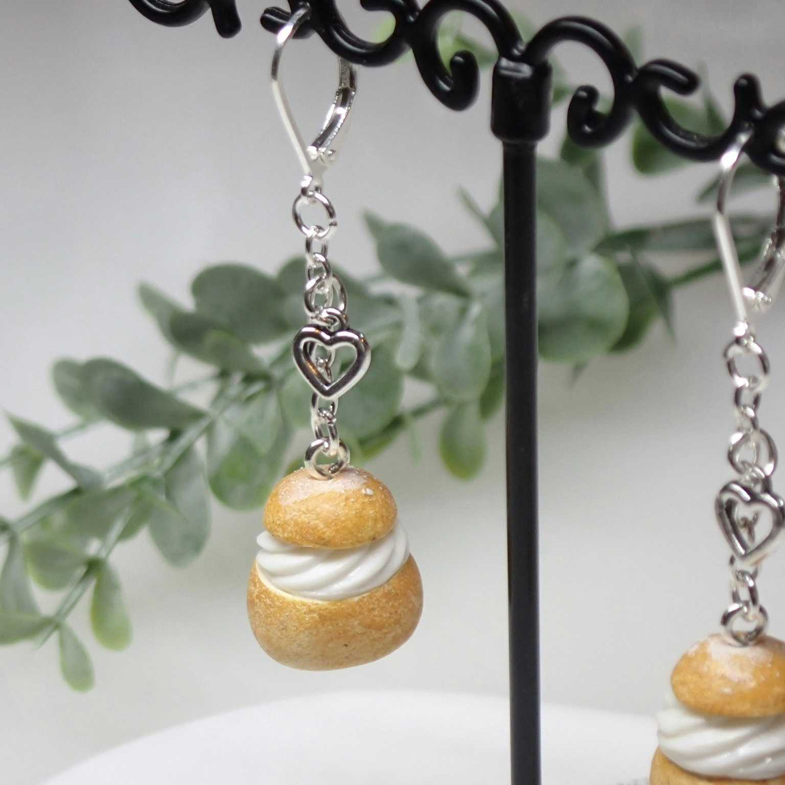 Semla på silverkedja med hjärta och brisyrkrok 1 par