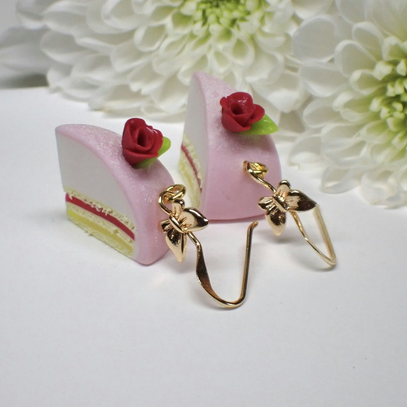 Prinsesstårta grön / gul / rosa fjärilskrok i guld