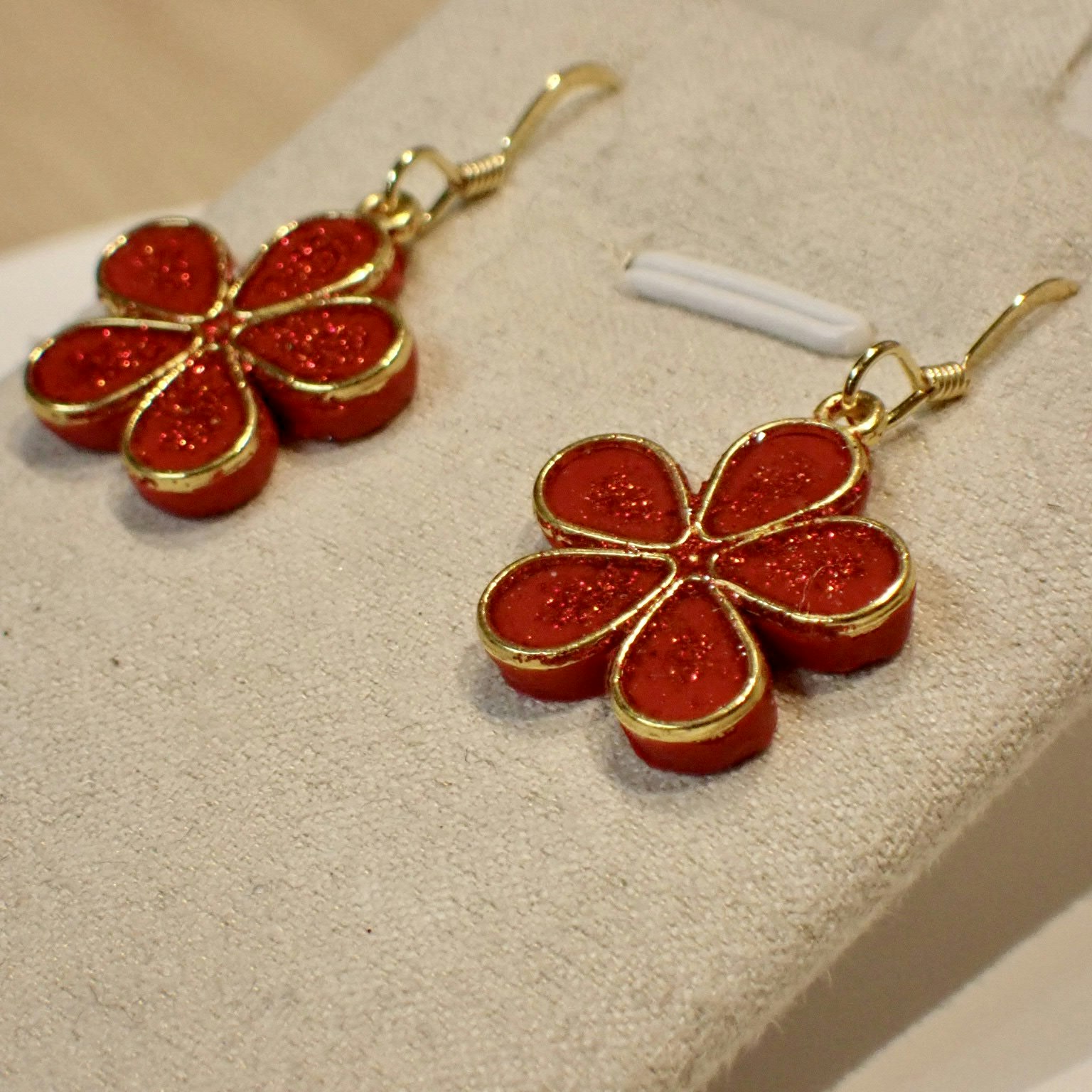 Glittriga röda blommor med detaljer i guld