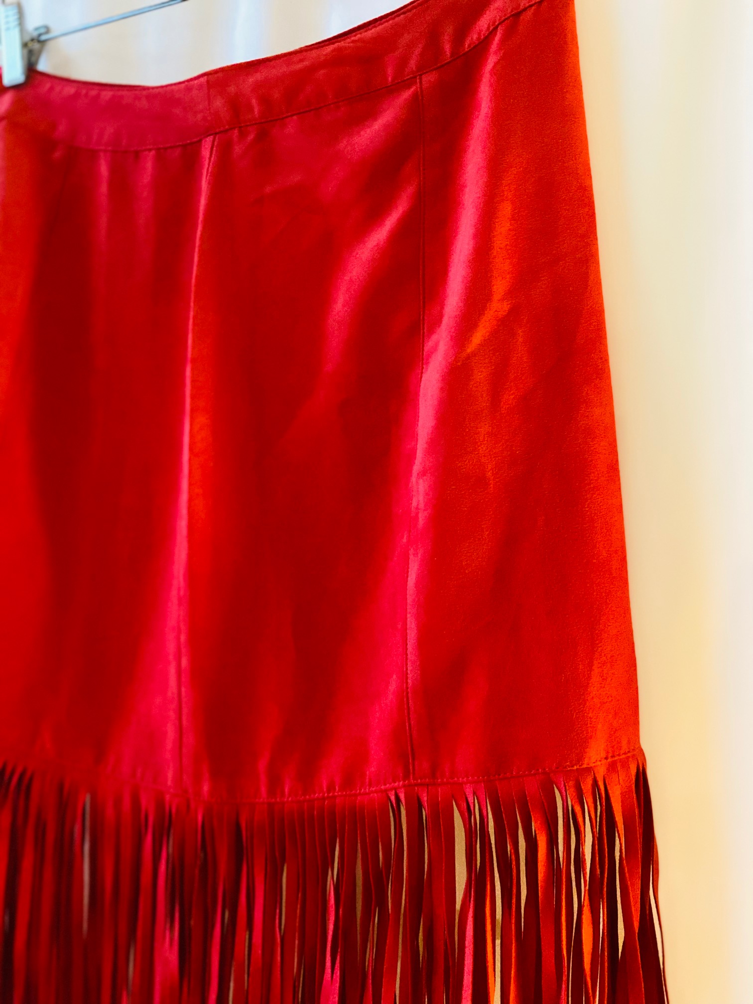 Röd kjol med fransar