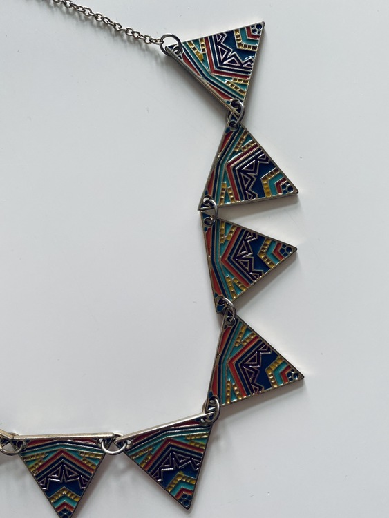 Halsband med mönstrade trekanter
