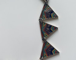 Halsband med mönstrade trekanter