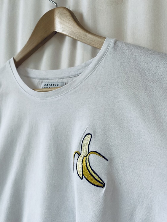 Vit t-shirt med broderi av banan