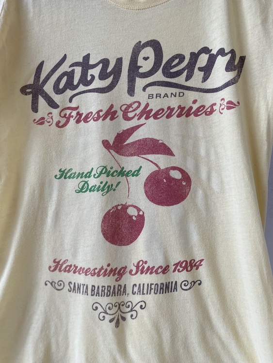 Gul t-shirt med Katy Perry och körsbär